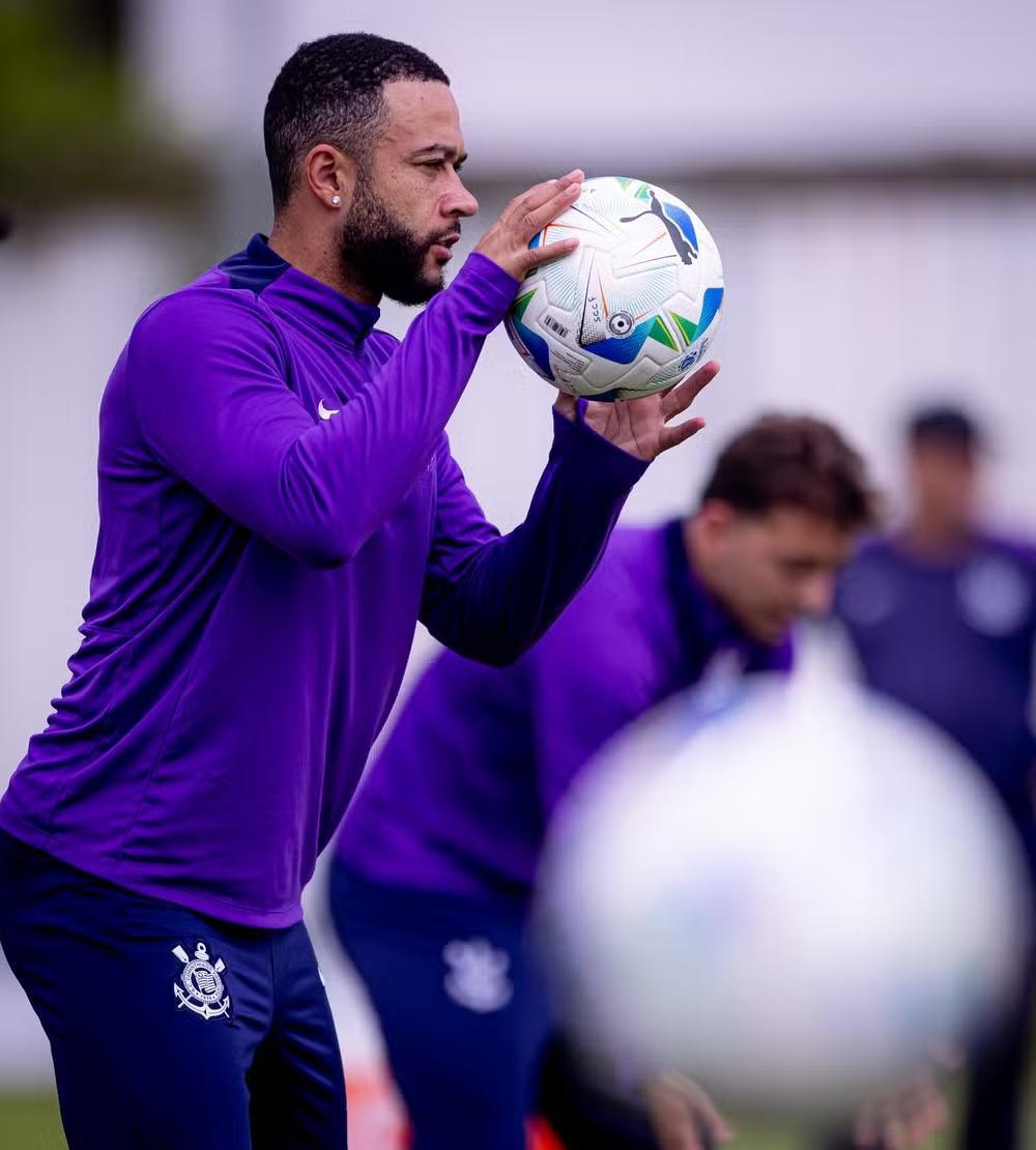 Lesão no tornozelo afasta Memphis do Corinthians na Sul-Americana