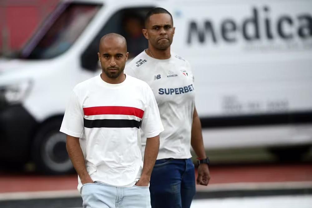 Lucas Moura volta a ser baixa no São Paulo após novo incômodo no joelho Lucas Moura volta a ser baixa no São Paulo após novo incômodo no joelho