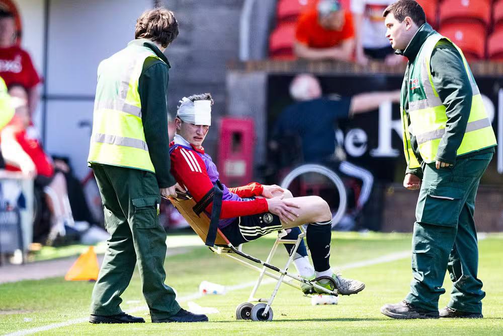 Jogador do Aberdeen é ferido por cadeira jogada por torcedores do próprio clube na Escócia