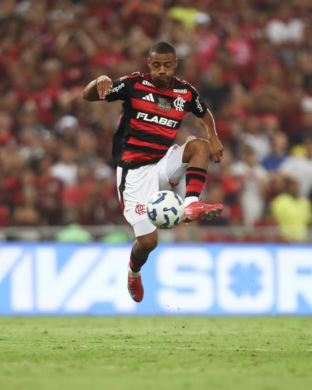 De la Cruz torce o joelho e vira preocupação no Flamengo para duelo contra o Palmeiras