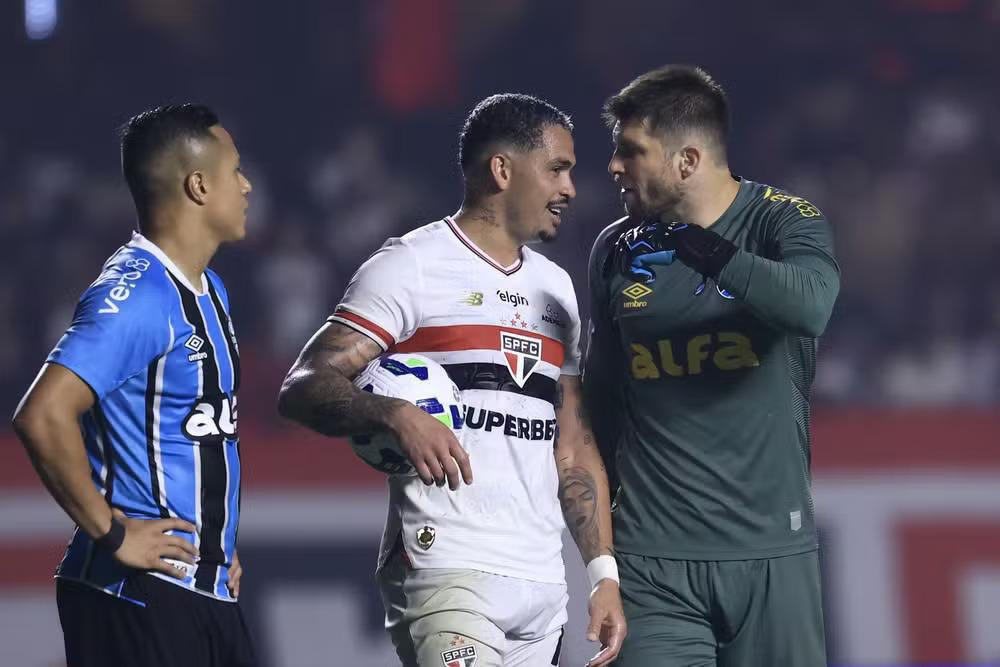 Presidente do Grêmio aponta erro da arbitragem em revés e comissão técnica critica postura de Luciano