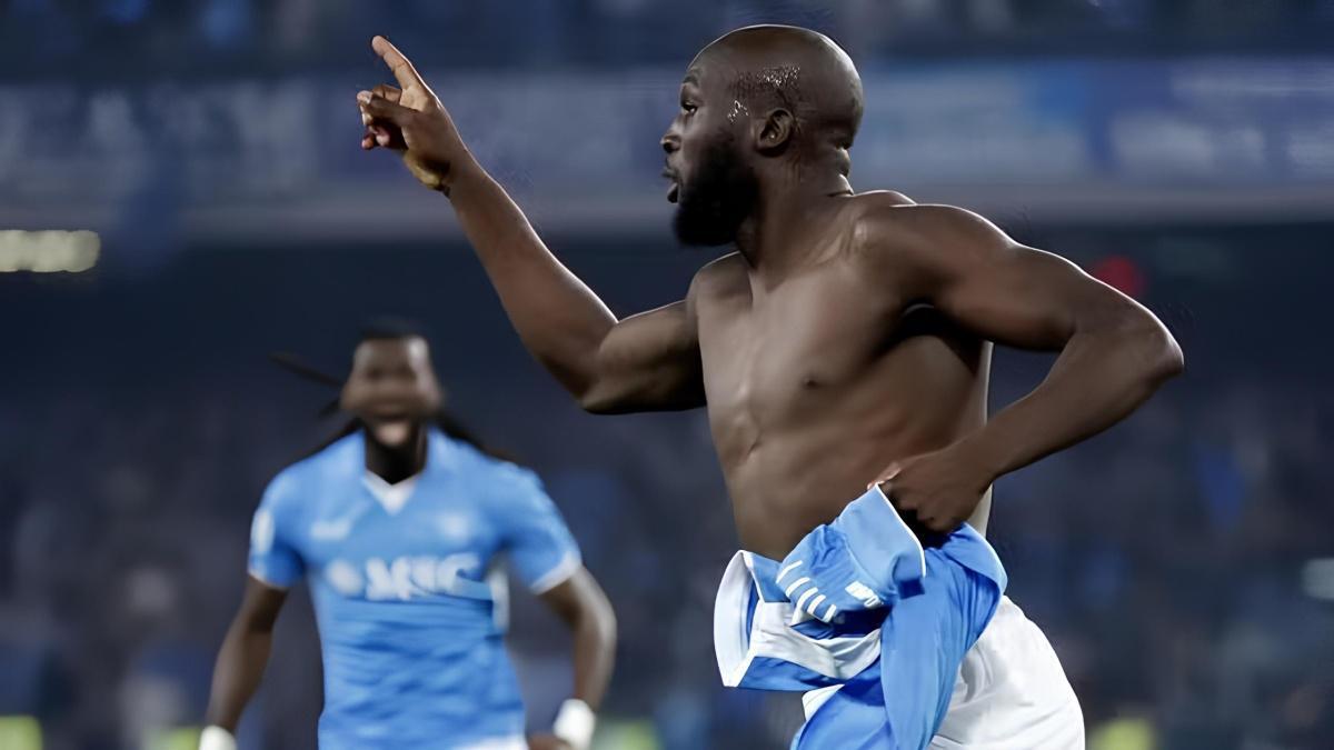 Com golaços de McTominay e Lukaku, Napoli vence o Cagliari e celebra seu quarto título italiano