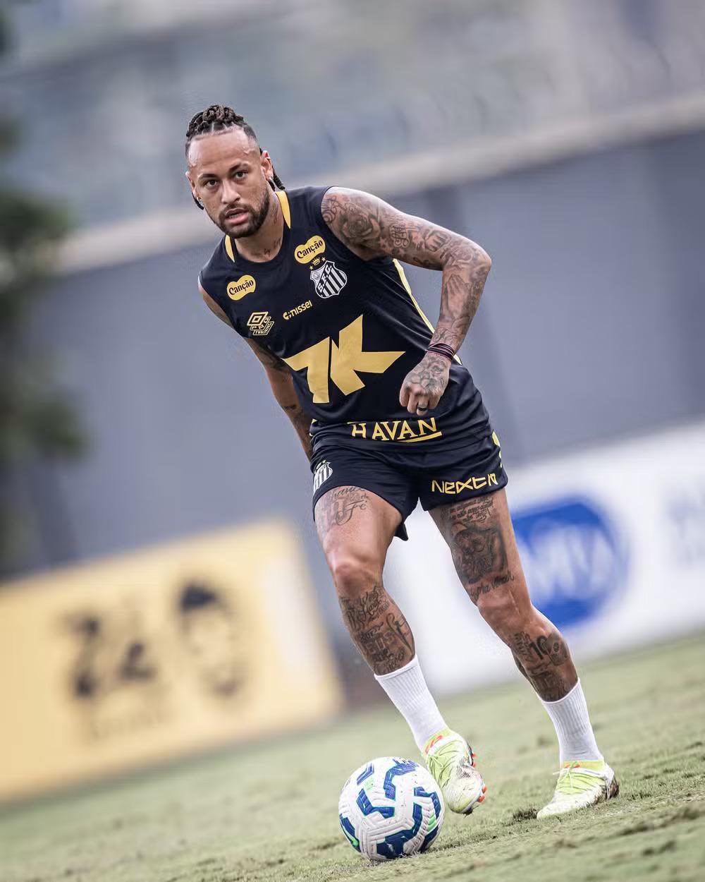 Futuro de Neymar no Santos divide opiniões: permanência é aposta ou risco?