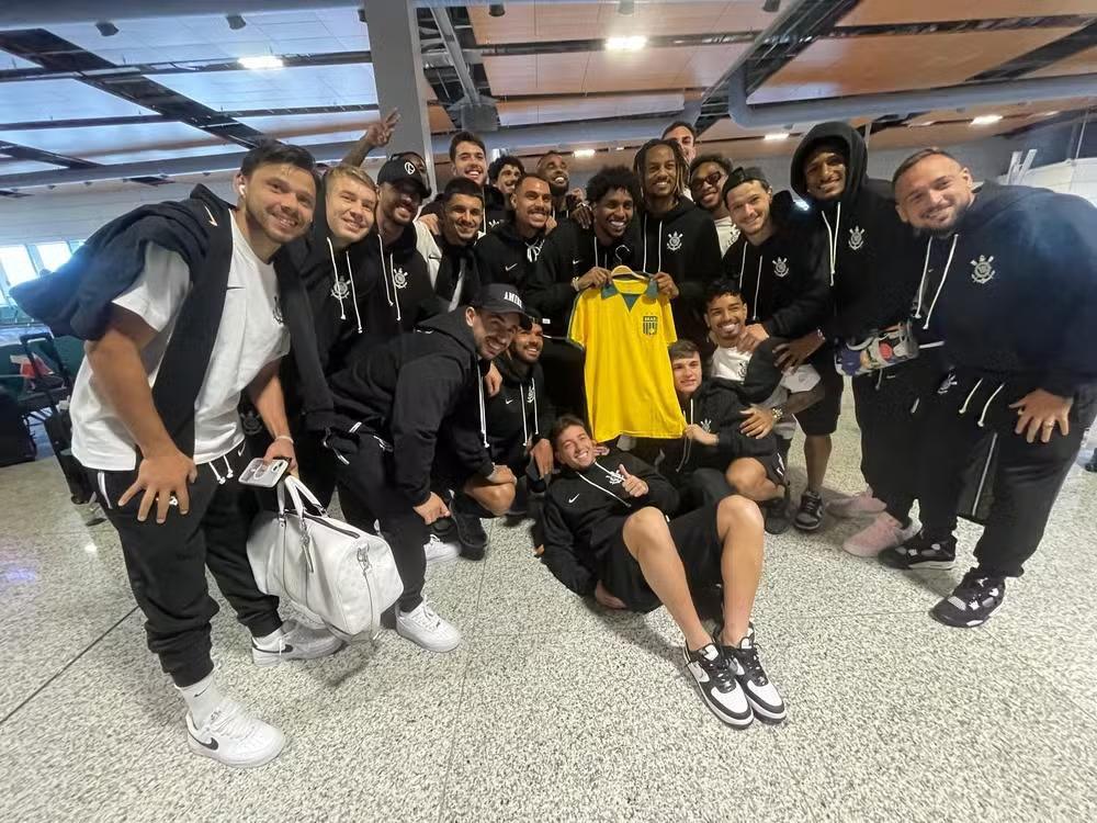 Após quase sete anos, Hugo Souza volta a vestir a amarelinha e é homenageado por elenco do Corinthians