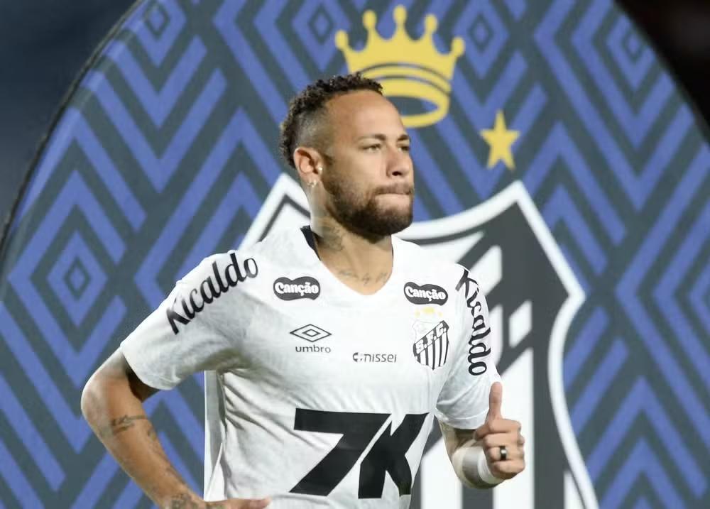 Neymar vai a campo com camisa do Santos em amistoso internacional contra o RB Leipzig