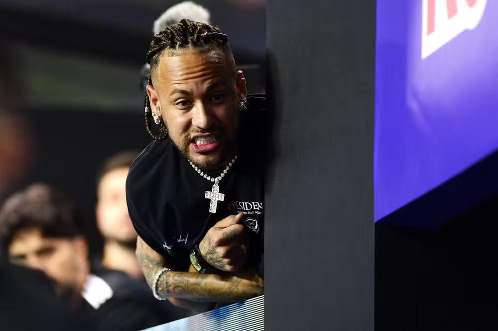Neymar rebate críticas sobre vida fora dos gramados e defende dedicação ao Santos