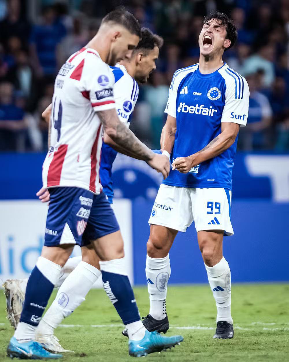 Dinenno lamenta momento difícil no Cruzeiro e desabafa: “Não vou jogar por caridade” Dinenno lamenta momento difícil no Cruzeiro e desabafa: “Não vou jogar por caridade”