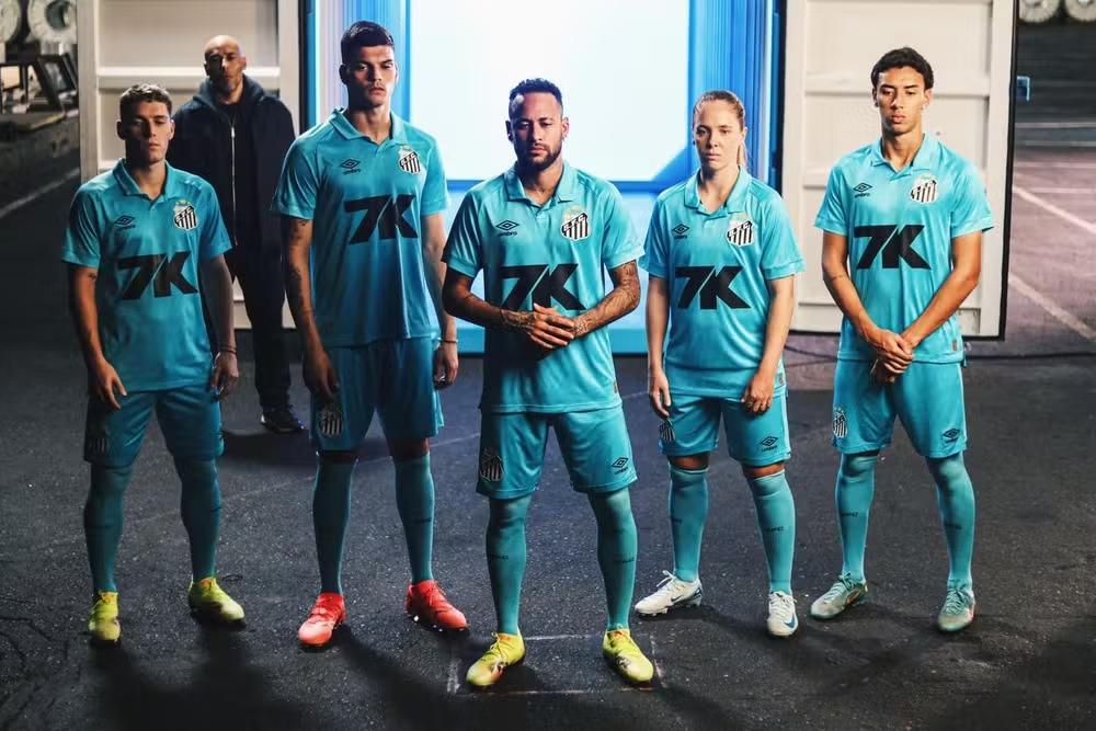 Santos resgata camisa turquesa em tributo a Neymar e emociona torcedores