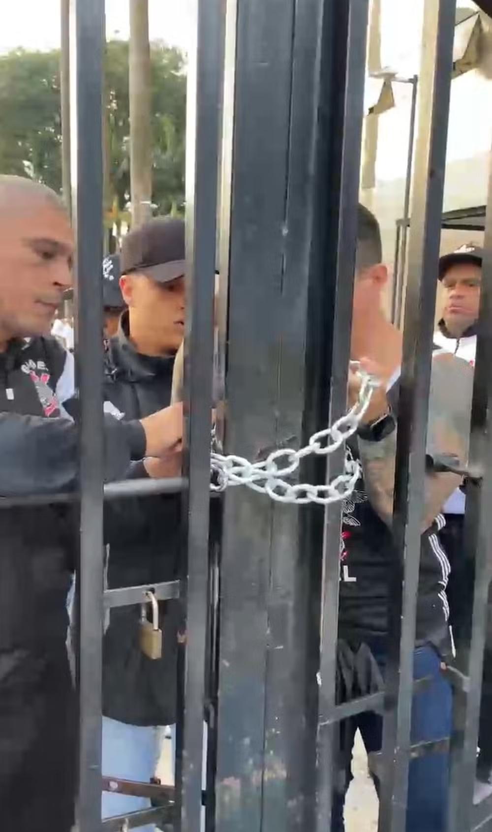 Protesto de torcidas fecha sede do Corinthians: “Revolução começou hoje”, dizem líderes
