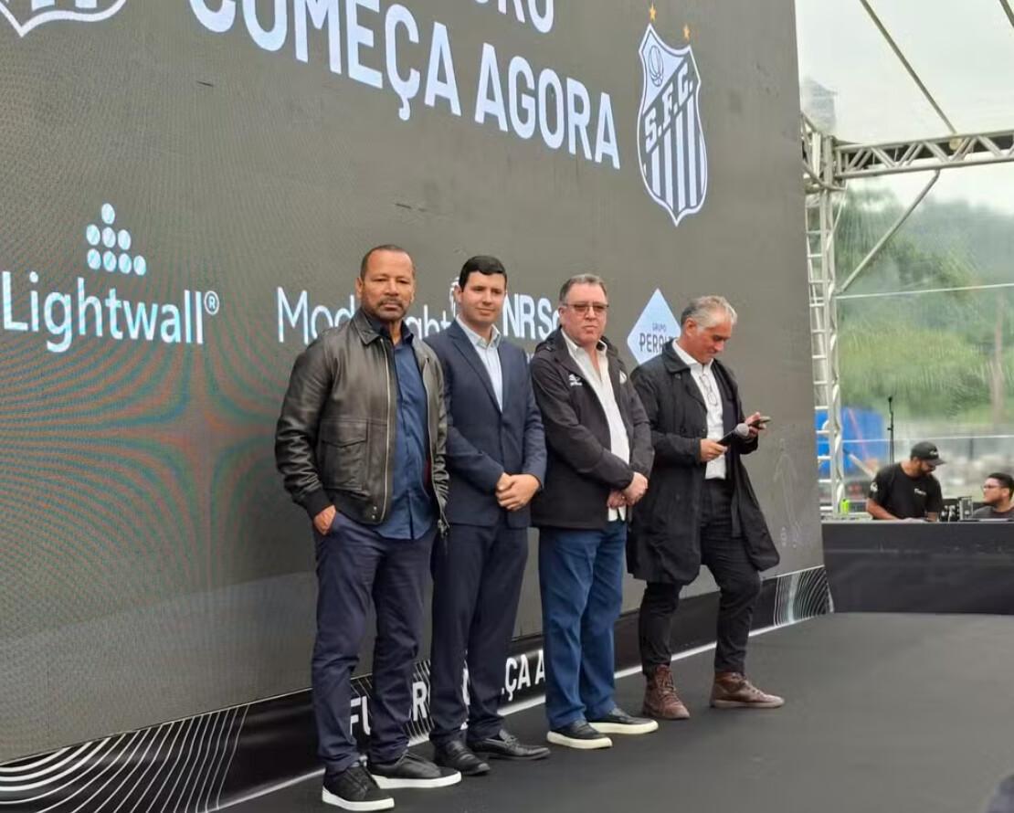 Pai de Neymar revela intenção de estender passagem do craque pelo Santos
