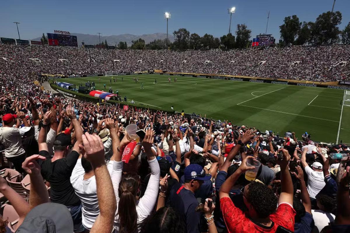 Calor extremo e escassez de água preocupam torcedores durante jogo da Copa do Mundo de Clubes nos EUA