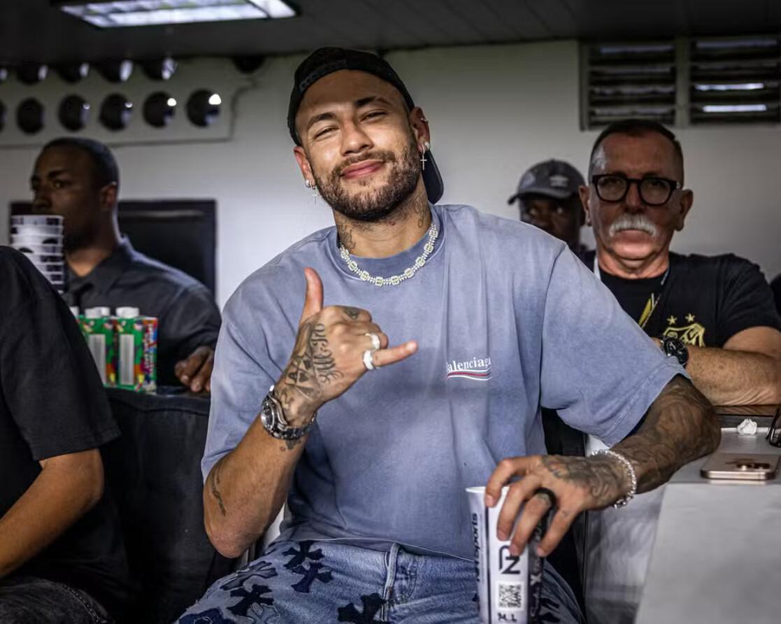 “Aqui eu sou amado de verdade”: Neymar oficializa renovação com o Santos até dezembro