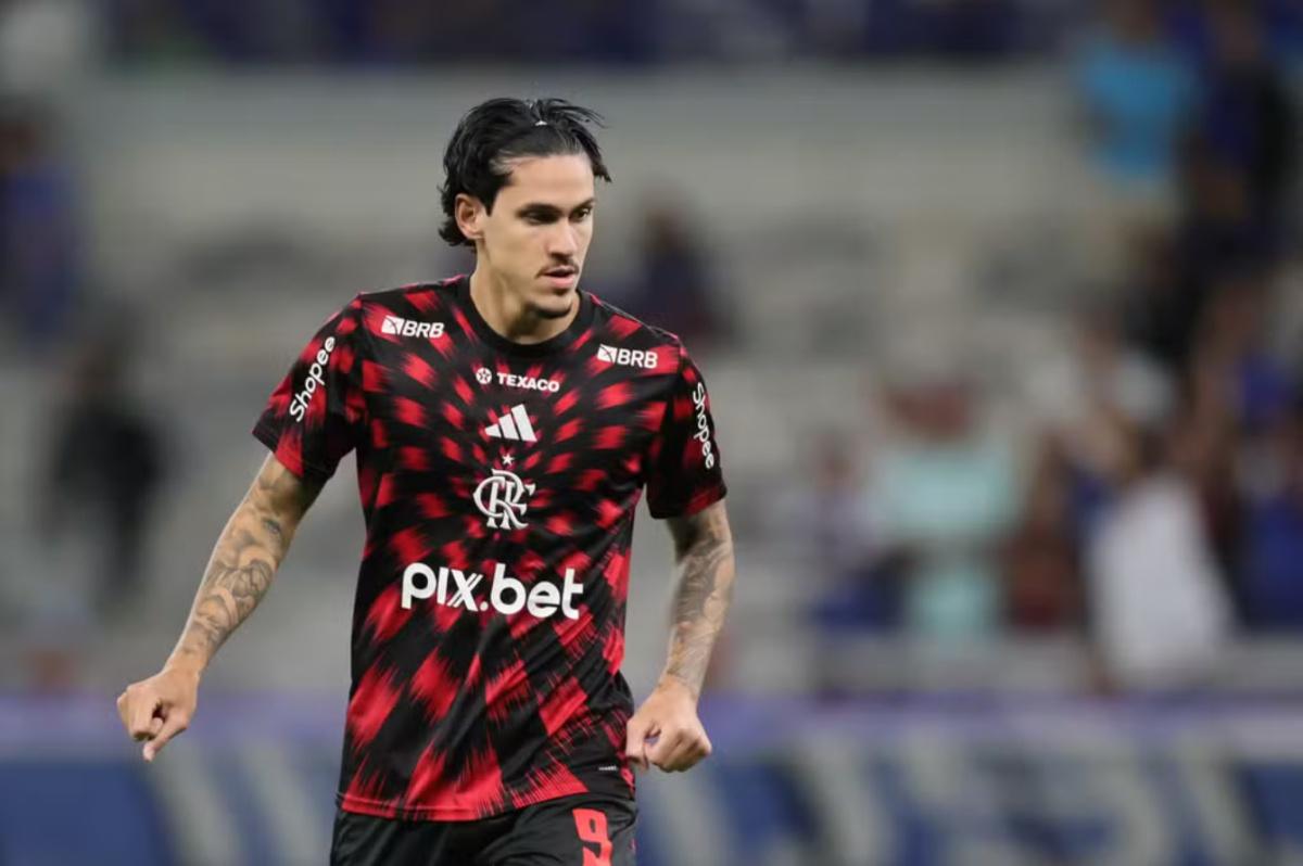 Clima incerto: Pedro e Juninho vivem momentos distintos no Flamengo e clube avalia reforço no ataque