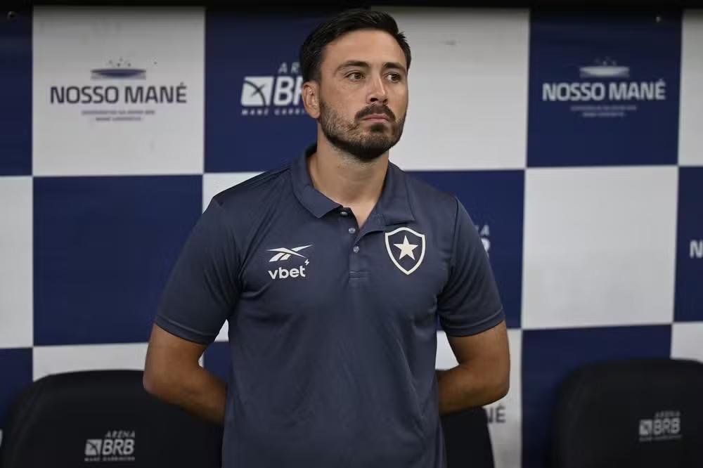 Botafogo aciona estratégia e coloca Davide Ancelotti no banco mesmo sem regularização formal