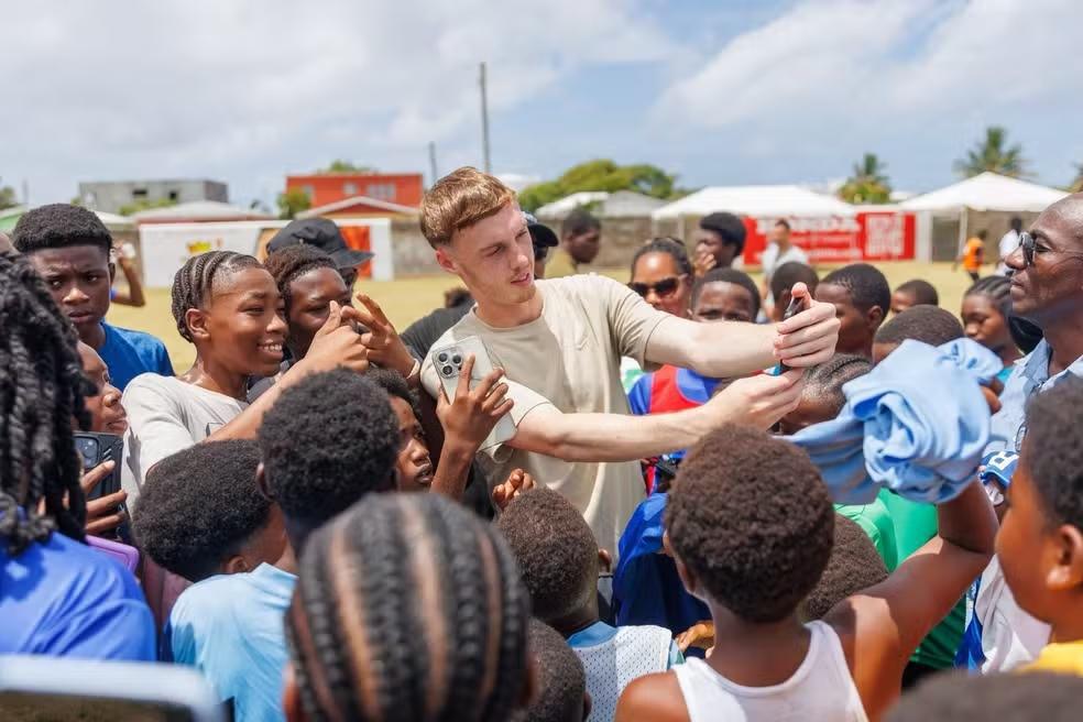 Cole Palmer reencontra suas origens em São Cristóvão e Névis após brilhar no Mundial de Clubes
