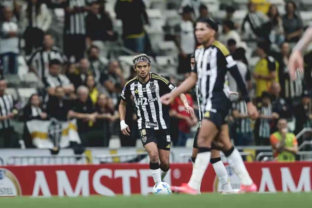 Torcida do Galo protesta contra Menin e trio de jogadores em noite tensa na Arena MRV Torcida do Galo protesta contra Menin e trio de jogadores em noite tensa na Arena MRV