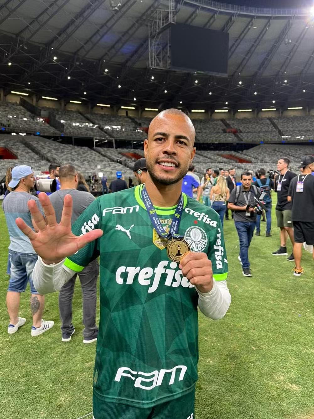 Mayke se despede do Palmeiras e abre o coração: "Deixei uma família para trás"