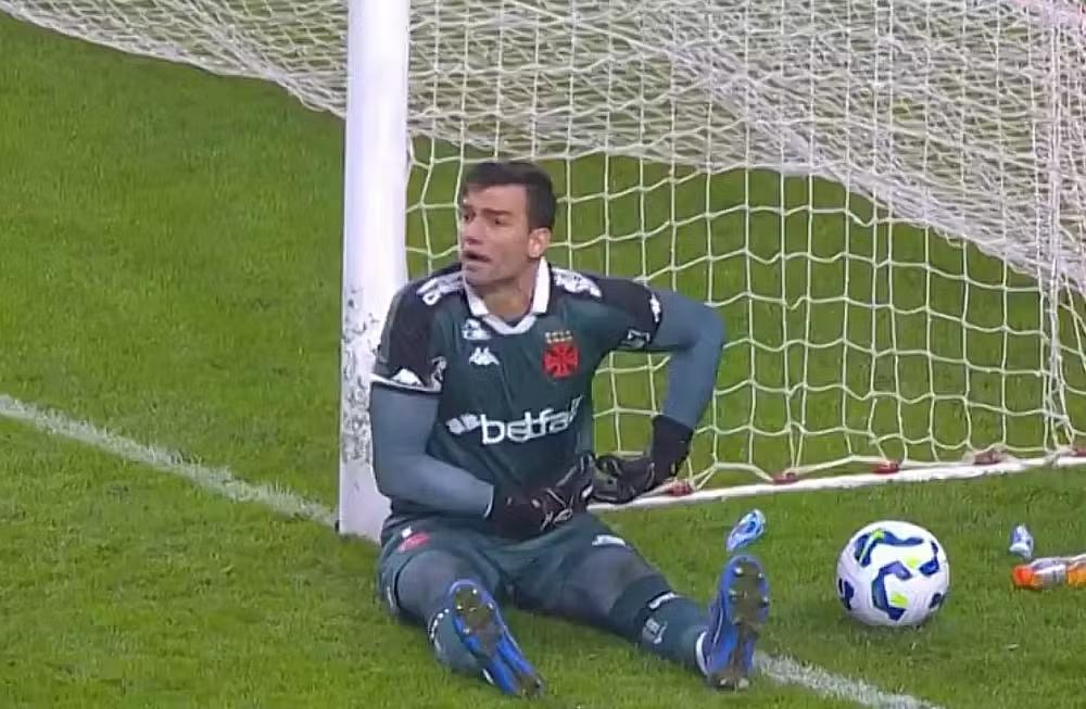 Vasco detalha lesão de Léo Jardim após polêmica expulsão contra o Internacional