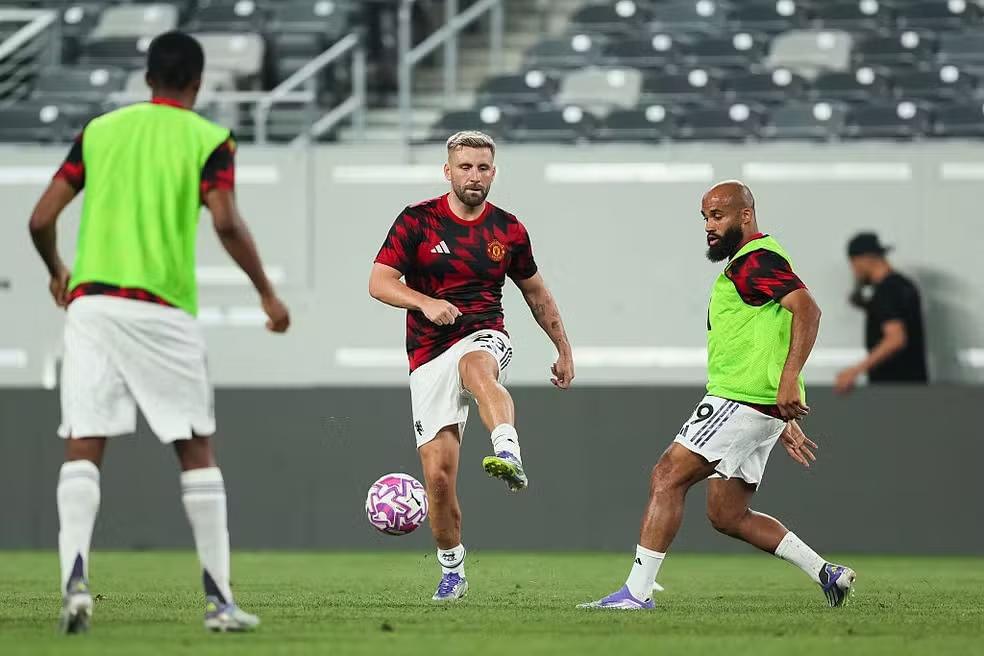 Shaw exalta postura firme de Amorim no United: “Agora todos jogam pelo coletivo”
