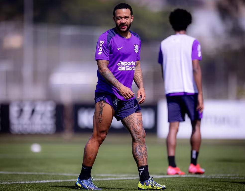 Memphis ressalta intensidade nos treinos e cita postura “agressiva” do elenco do Corinthians Memphis ressalta intensidade nos treinos e cita postura “agressiva” do elenco do Corinthians