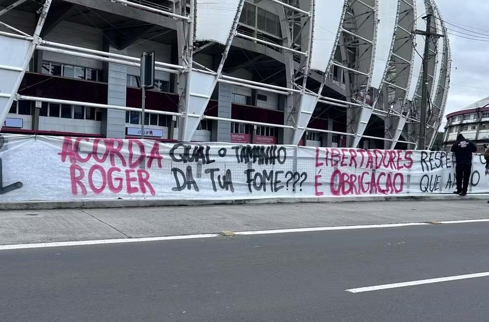 Torcedores do Inter protestam no Beira-Rio após eliminação na Copa do Brasil