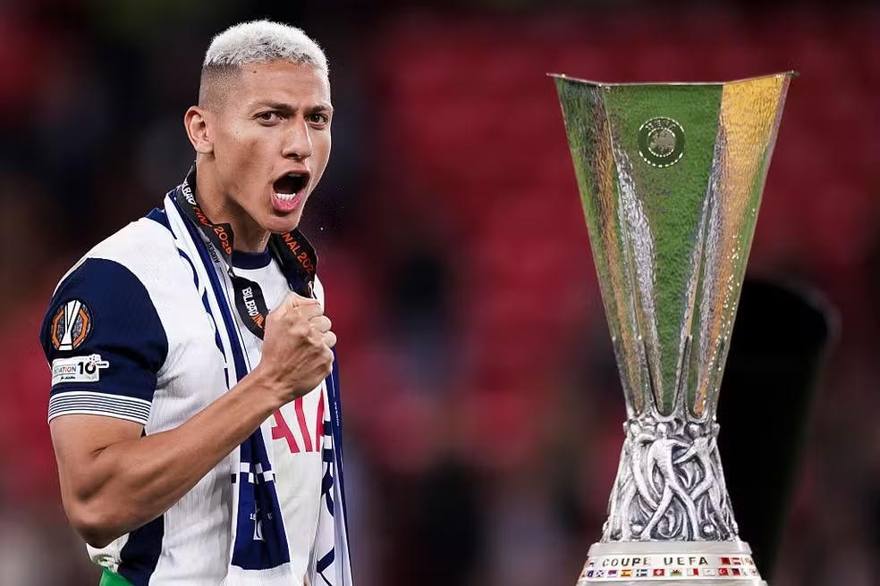 Richarlison mira título da Supercopa e destaca início promissor com Thomas Frank