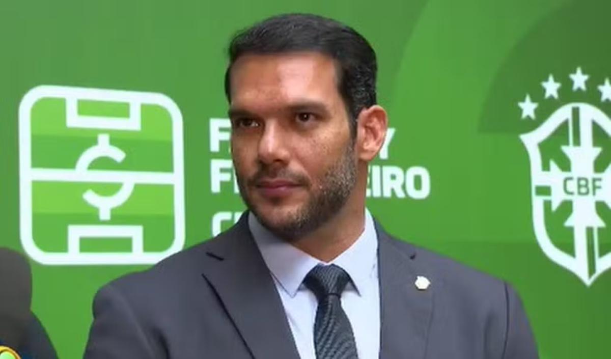 CBF bloqueia uniformes vermelhos da Seleção: “Solicitei que interrompessem a produção”, afirma presidente CBF bloqueia uniformes vermelhos da Seleção: “Solicitei que interrompessem a produção”, afirma presidente