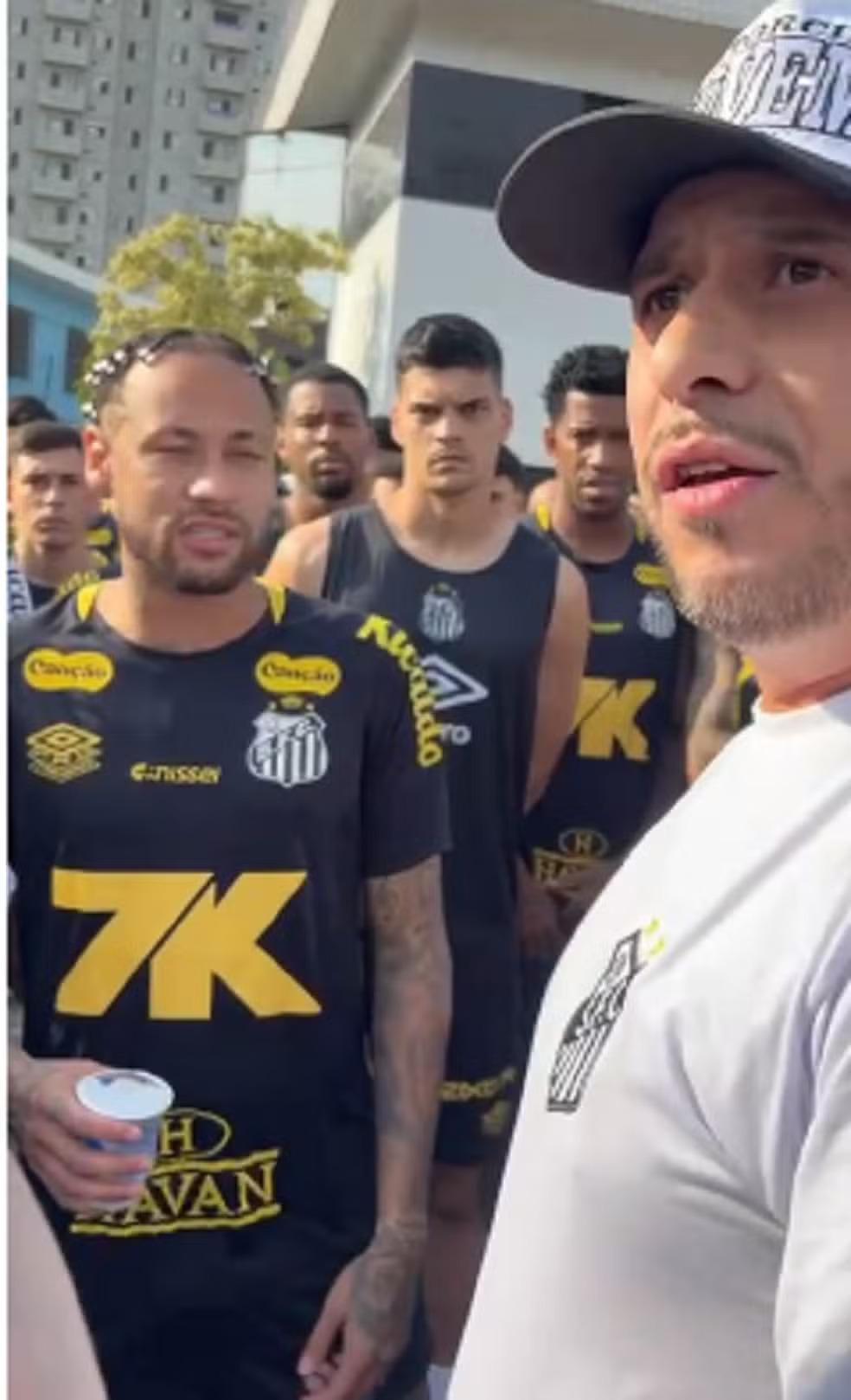 Protesto no CT do Santos tem invasão e cobrança direta a Neymar: "Se até você chora, imagina o elenco"