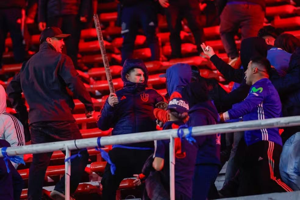 Violência nas arquibancadas interrompe Independiente x Universidad de Chile; imagens mostram setor chileno