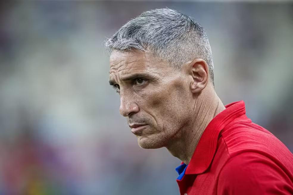 Juan Pablo Vojvoda acerta com o Santos e será o novo comandante da equipe