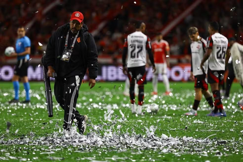 Inter reconhece falha e inicia apuração sobre incidente com papéis no Beira-Rio Inter reconhece falha e inicia apuração sobre incidente com papéis no Beira-Rio