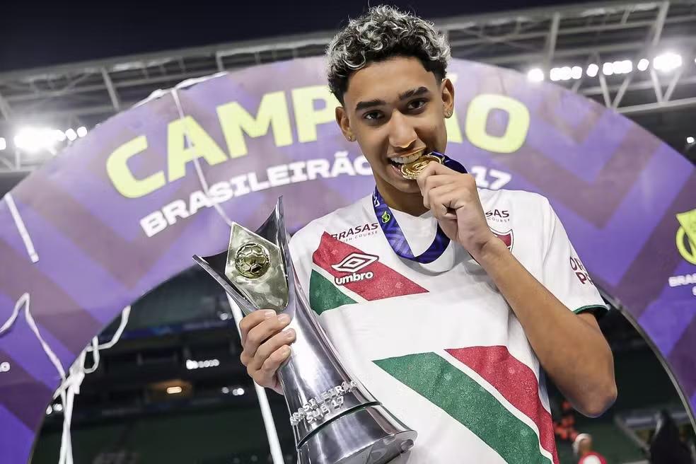 Fluminense rejeita oferta de €9 milhões do Shakhtar por Isaque, mas segue em tratativas