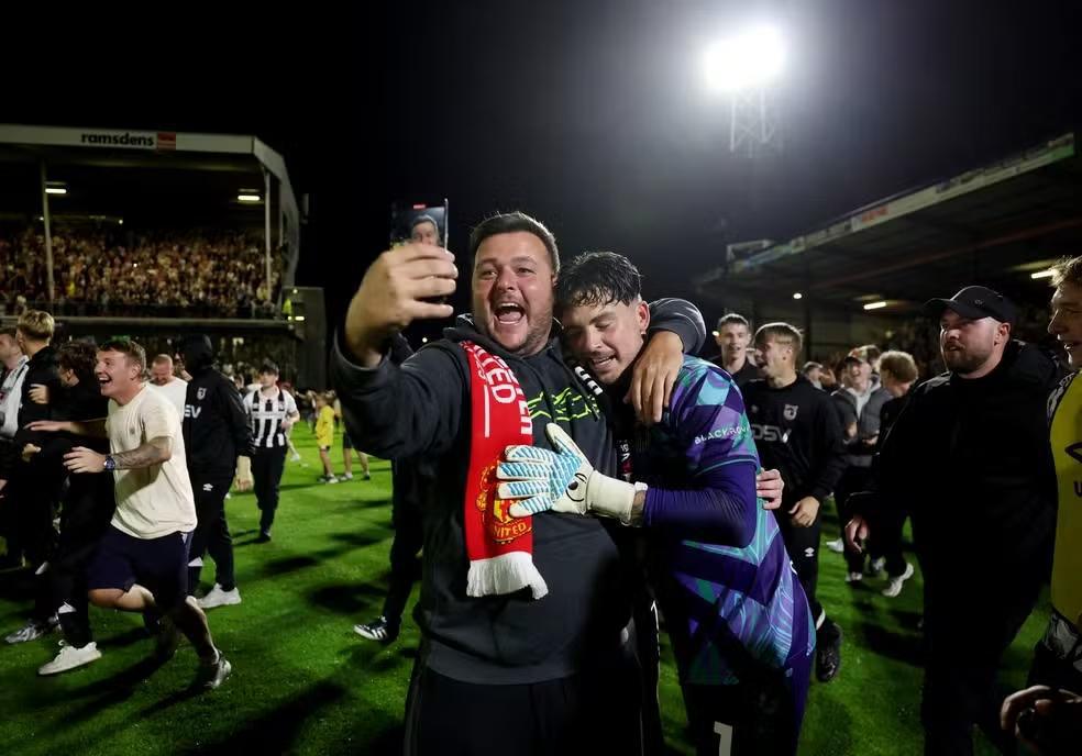 Goleiro que eliminou o Manchester United revela ser torcedor dos Red Devils: "Também estou um pouco furioso"