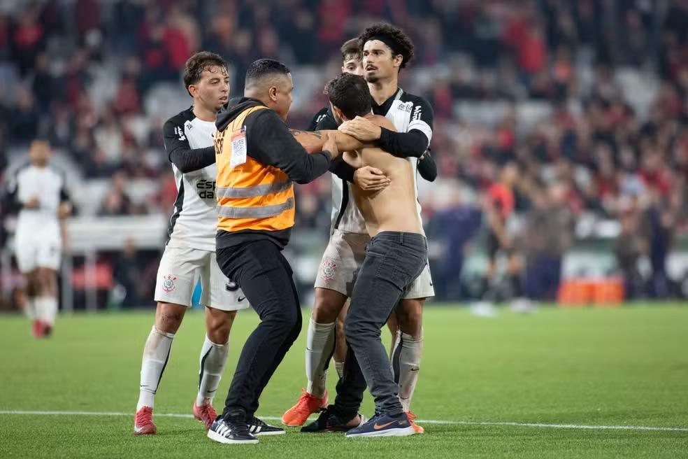 Confusão na Ligga Arena: torcedor do Athletico invade campo e acerta goleiro Hugo Souza, do Corinthians Confusão na Ligga Arena: torcedor do Athletico invade campo e acerta goleiro Hugo Souza, do Corinthians