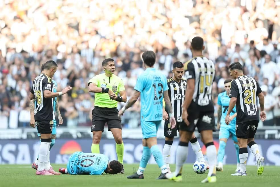 Neymar dispara contra gramado da Arena MRV: “Sintético é uma merda”