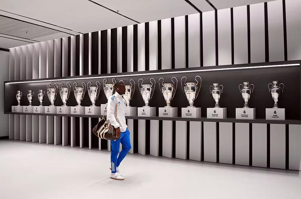 Real Madrid transforma túnel do Bernabéu em galeria da Champions e impressiona rivais