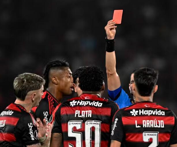 Conmebol revoga expulsão de Gonzalo Plata e atacante do Flamengo estará disponível na Argentina 