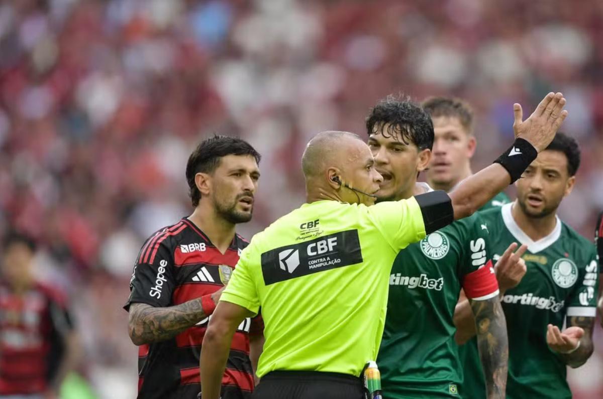 Árbitro pode realmente desligar microfone no Brasileiro? Gómez e Abel questionam Árbitro pode realmente desligar microfone no Brasileiro? Gómez e Abel questionam