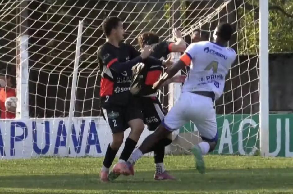 Jogador punido por reagir a injúria racial no Paraná recebe suspensão maior que autor da ofensa Jogador punido por reagir a injúria racial no Paraná recebe suspensão maior que autor da ofensa