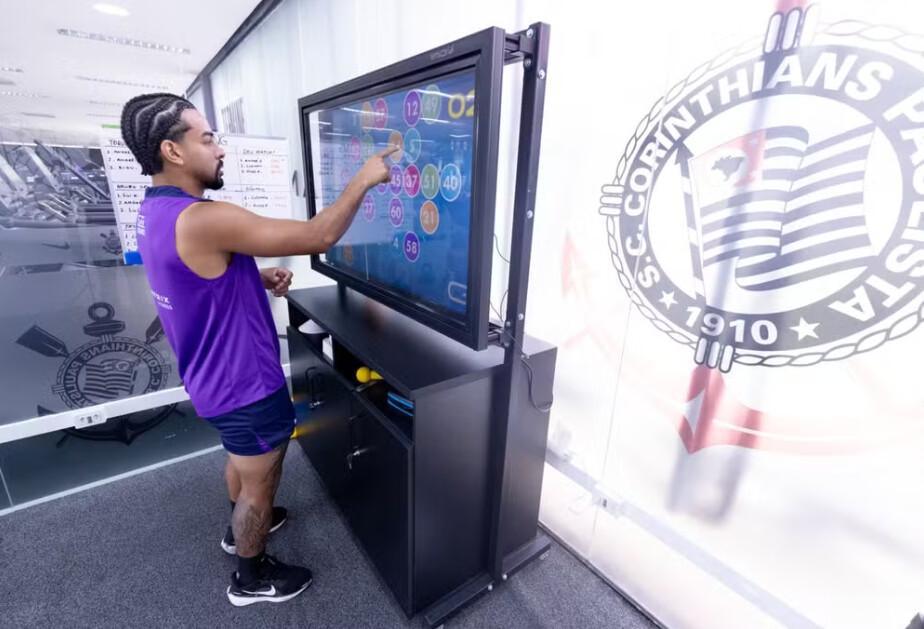 Corinthians aposta em treino cognitivo para atletas com sala tecnológica no CT Corinthians aposta em treino cognitivo para atletas com sala tecnológica no CT