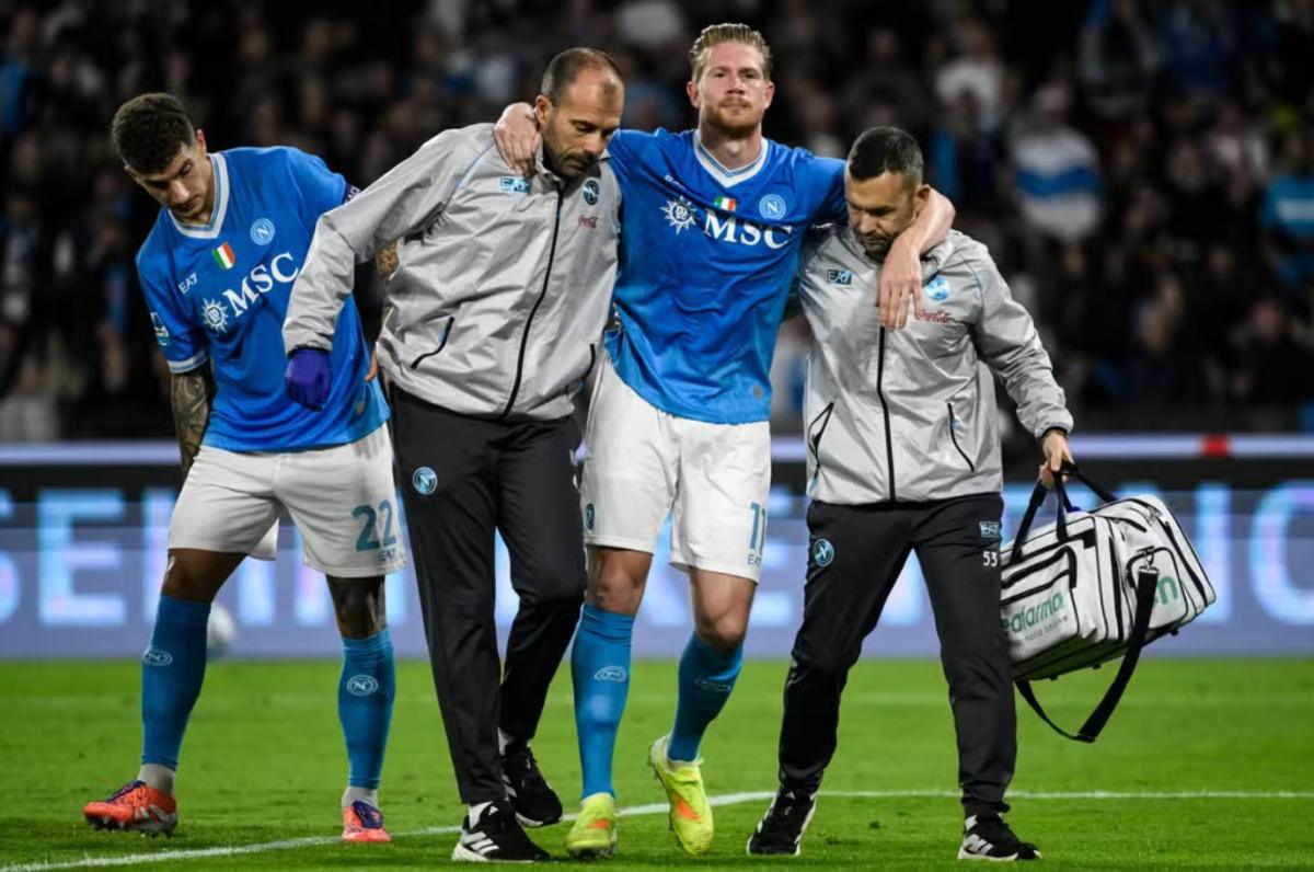 De Bruyne sofre lesão séria na coxa e preocupa o Napoli, novo líder do Italiano De Bruyne sofre lesão séria na coxa e preocupa o Napoli, novo líder do Italiano