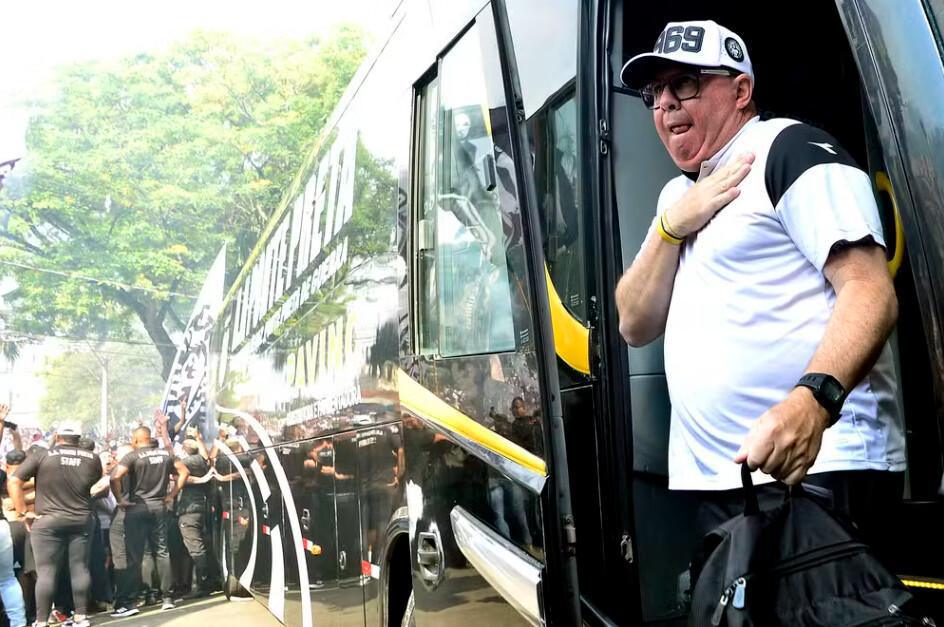 Marcelo Fernandes celebra título inédito e evita cravar futuro na Ponte: “Agora é momento de descansar”