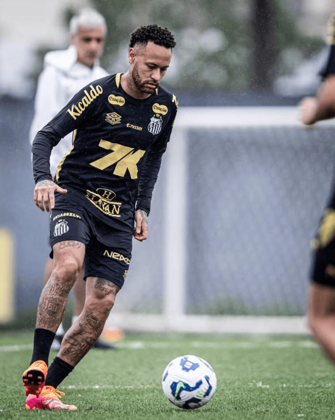 Neymar dá passo importante na recuperação e volta a treinar com bola na Vila Belmiro Neymar dá passo importante na recuperação e volta a treinar com bola na Vila Belmiro