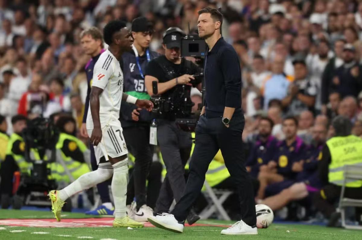 Vini Jr. pede desculpas após irritação no clássico e evita mencionar Xabi Alonso: “Paixão e espírito competitivo”