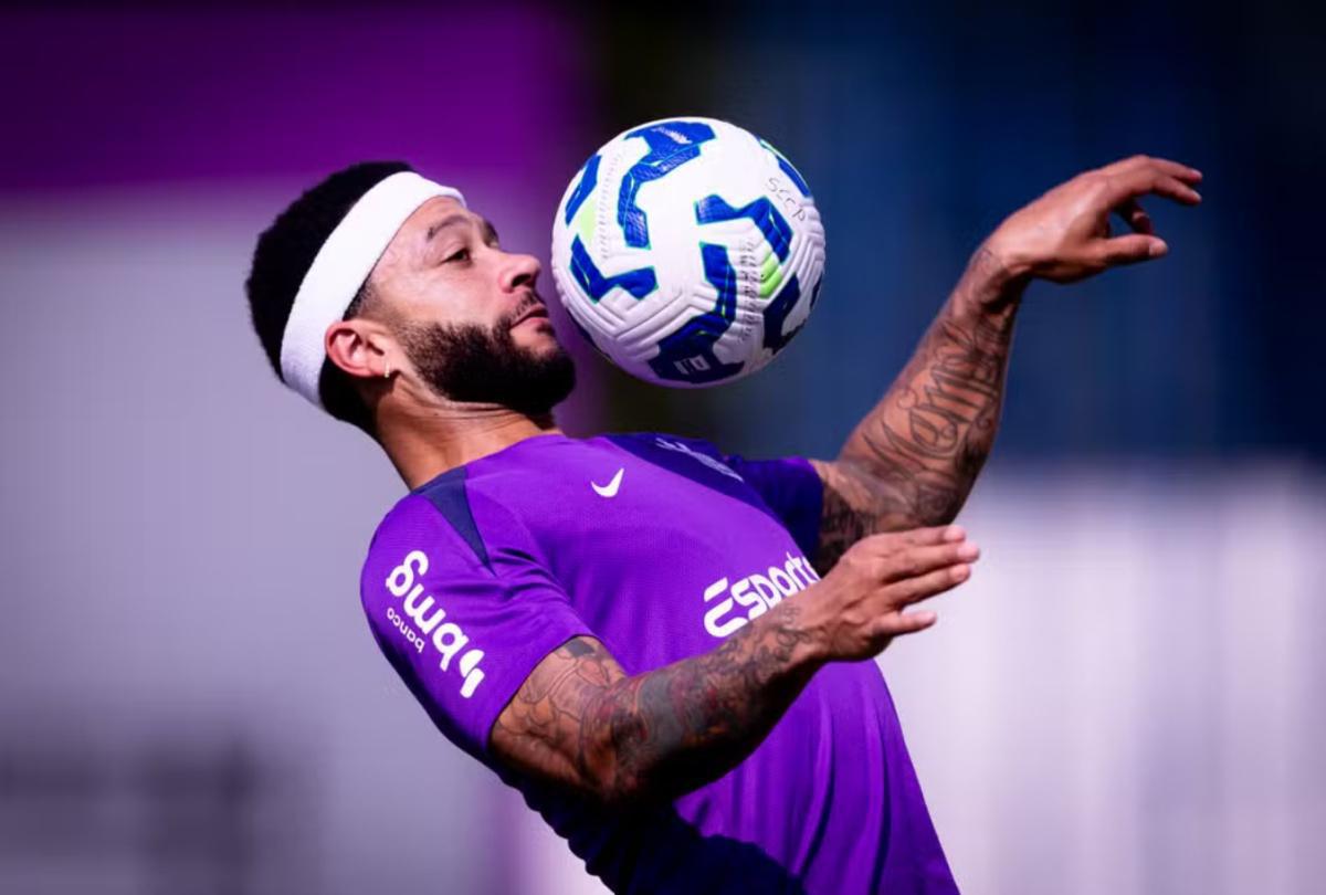 Memphis Depay volta a treinar no Corinthians após imprevisto no retorno do Rio de Janeiro Memphis Depay volta a treinar no Corinthians após imprevisto no retorno do Rio de Janeiro