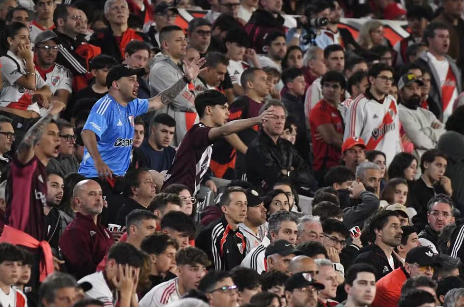 River Plate em crise: Borja erra pênalti, Gallardo não fala à imprensa, e torcida pede mudanças no elenco