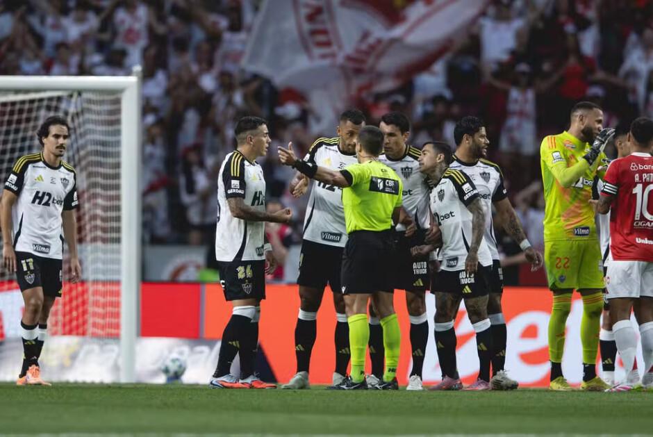 Atlético-MG questiona arbitragem após empate com Internacional: "Inadmissível o que ocorreu"