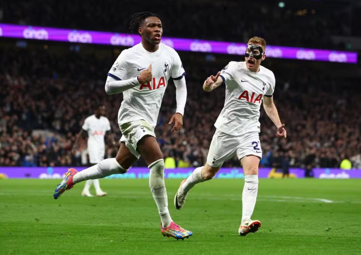 Lateral do Tottenham é ameaçado com arma por agente em Londres Lateral do Tottenham é ameaçado com arma por agente em Londres