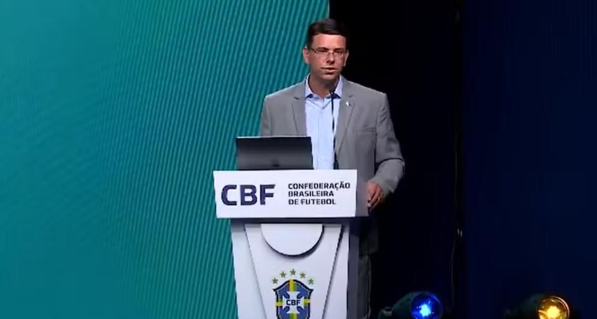 Rodrigo Cintra afirma que padronizar decisões na arbitragem é “utopia” e confirma uso do impedimento semiautomático no Brasileirão 2026
