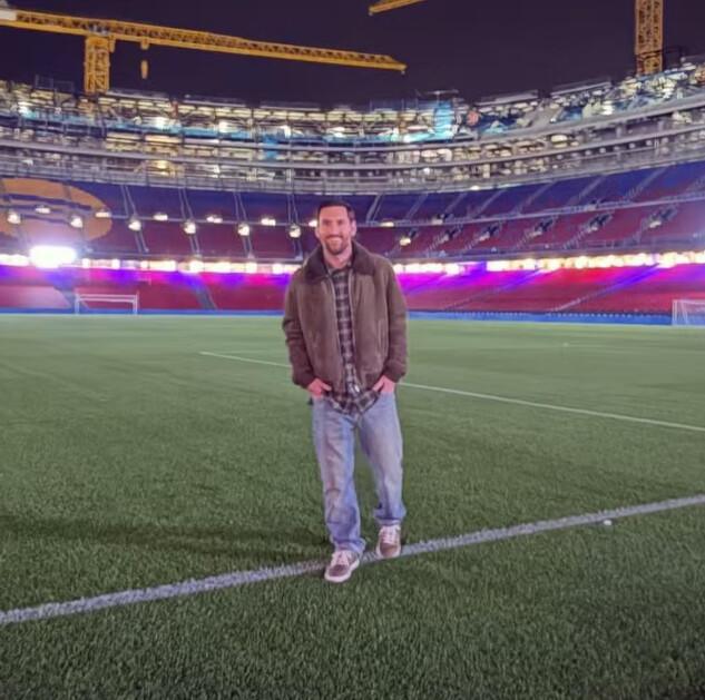 Messi revisita o Camp Nou e lamenta ausência de despedida oficial pelo Barcelona Messi revisita o Camp Nou e lamenta ausência de despedida oficial pelo Barcelona
